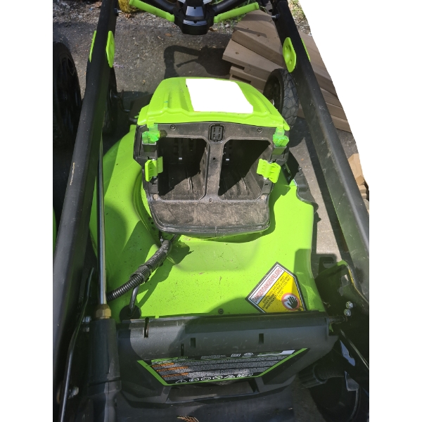Customer Return Lawn Mower-Missing Battery