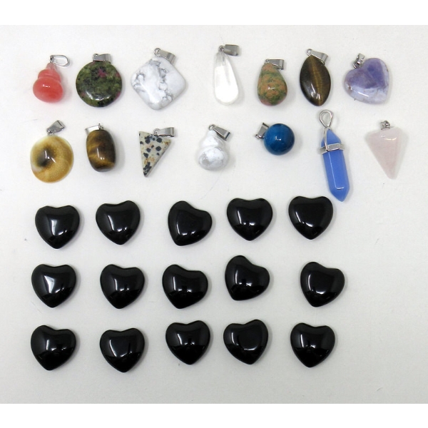14 Polished Gemstone Pendants & 15 Onyx Hearts