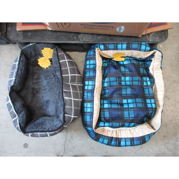 Case of 3 New & Case of 4 New Pet Beds