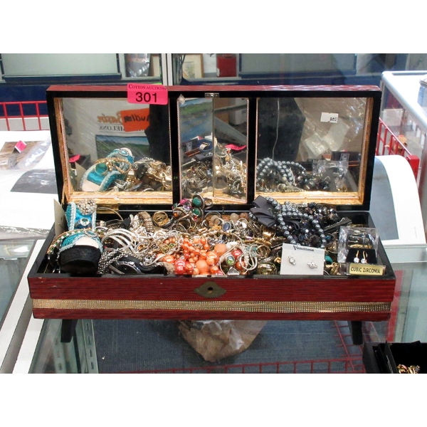 Vintage Jewelry Box and Contents - Many Fashion Rings