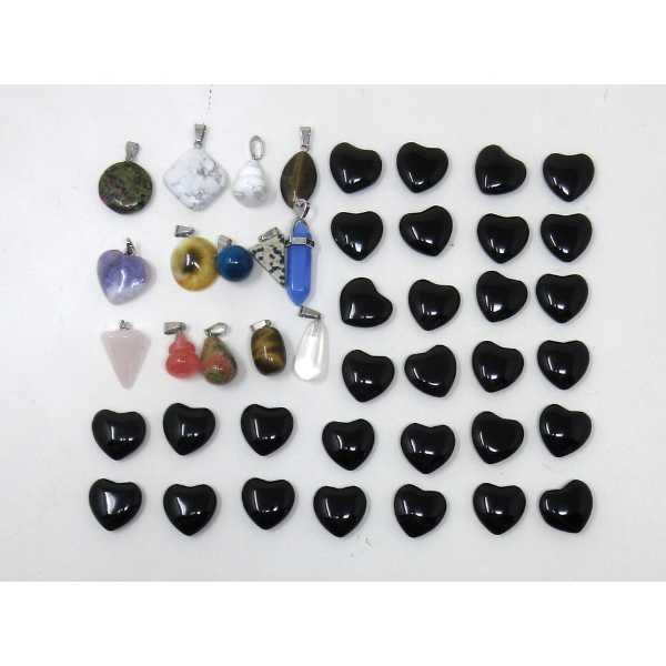 14 Polished Gemstone Pendants & 30 Onyx Hearts