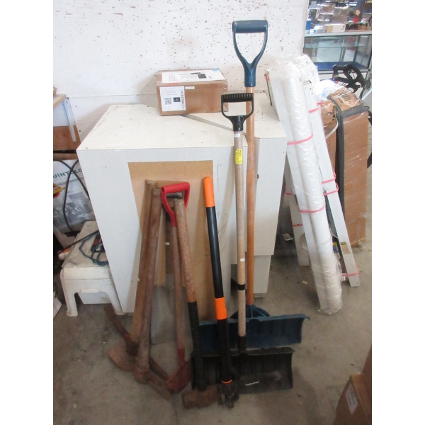 8 Piece Lot of Yard & Garden Tools
