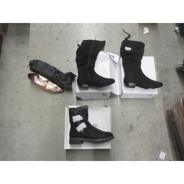 4 Pairs of Assorted Footwear - Customer Returns