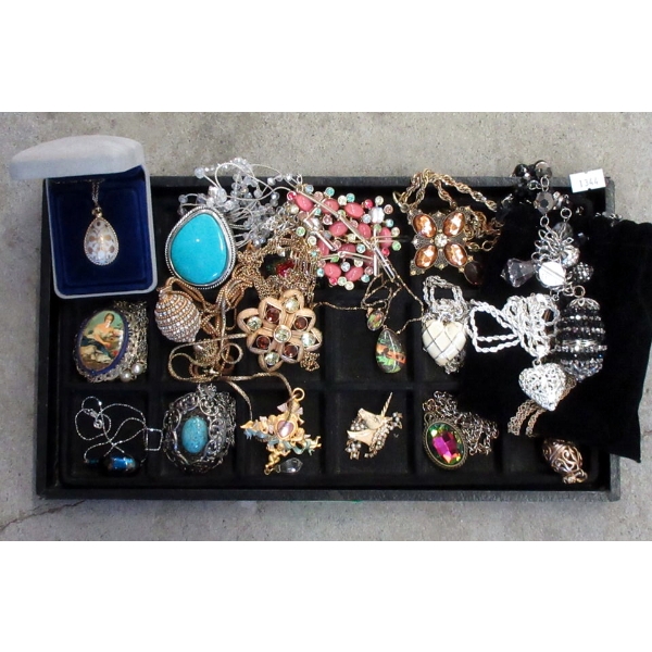 18 Fashion Pendant Necklaces - Many Vintage