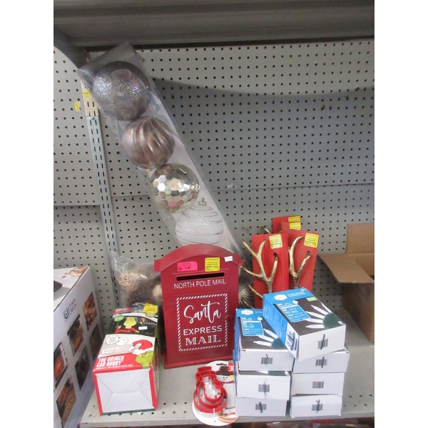 16 Piece Lot of Christmas Decor & String Lights