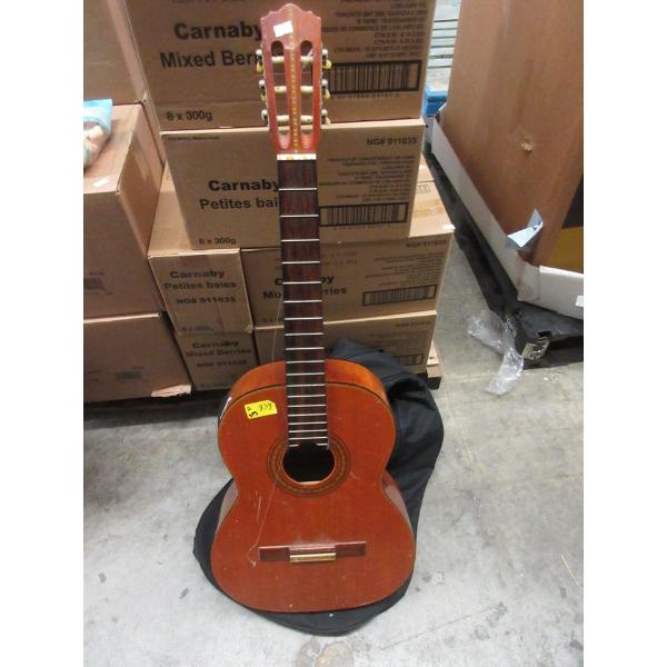 Suzuki 700 Acoustic Guitar with Yamaha Soft Bag