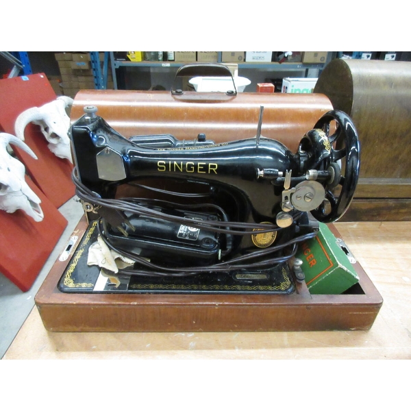 Vintage Singer Portable Sewing Machine in Case