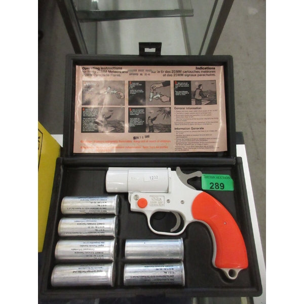 Olin Marine Flare Gun with 6 Flares