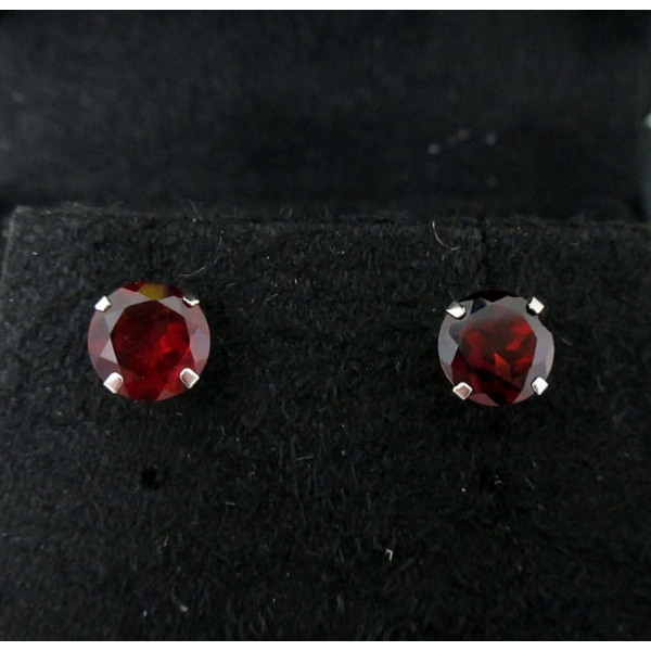 14KT White Gold 2.20 CT Garnet Stud Earrings