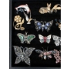 Image 2 : 30 Assorted Brooches & Pins - Many Vintage