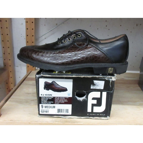 Pair of FJ Icon Men's Leather Golf Shoes - Size 10