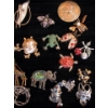 Image 4 : 30 Assorted Brooches & Pins - Many Vintage