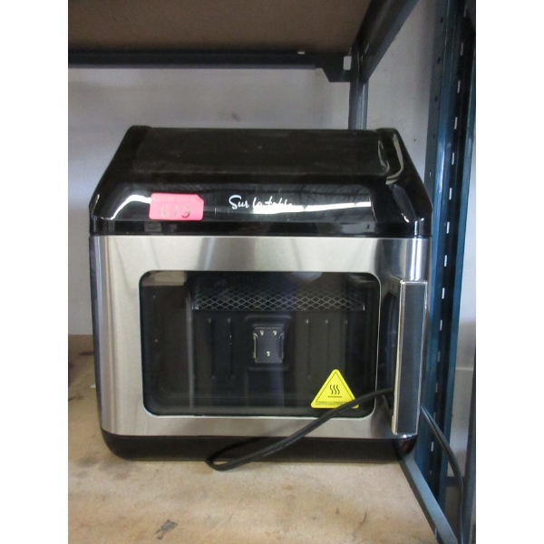 Sur la table Air Fryer Oven - No Exterior Box