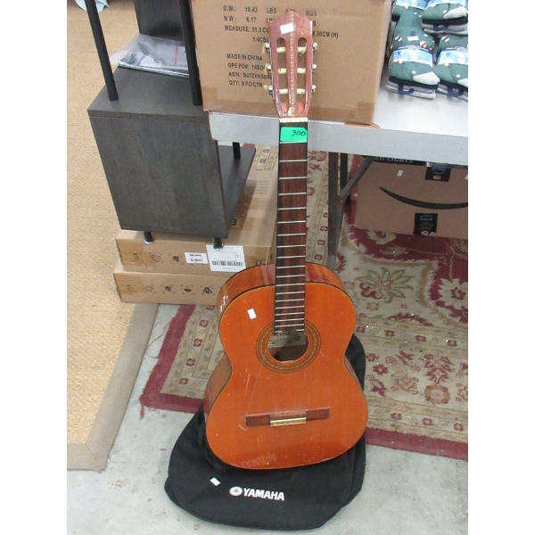 Suzuki 700 Acoustic Guitar with Yamaha Soft Bag
