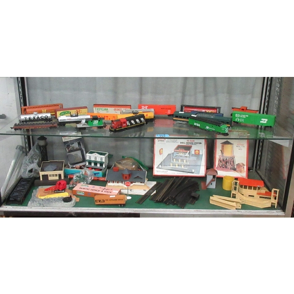 2 Shelf Lot of HO Scale Train Cars, Track & More