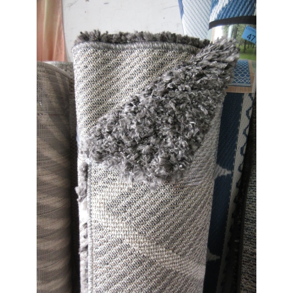 5' x 7' Grey Diamond Pattern Shag Area Carpet