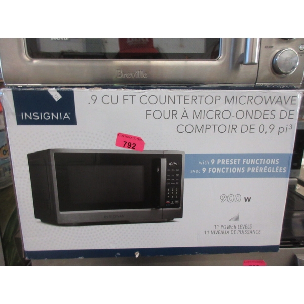 Insignia 0.9 Cu Ft Microwave Oven in Box