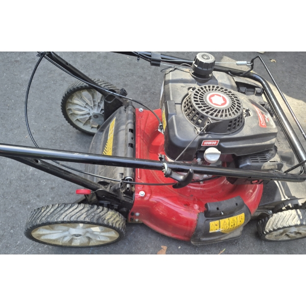 Customer Return Lawn Mower-Missing Grass Catcher