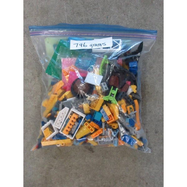 796 Gram Bag of Assorted Lego Pieces