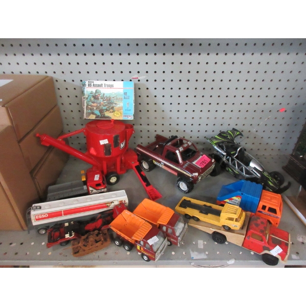 13 Piece Lot of Toy Vehicles 