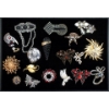 Image 1 : 19 Vintage Brooches - Variety of Materials & Styles