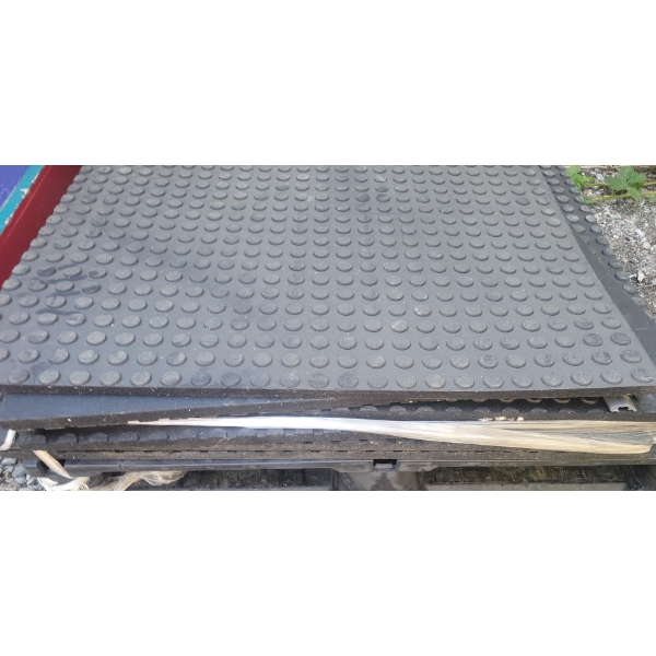 Partial Skids Of Black Mats