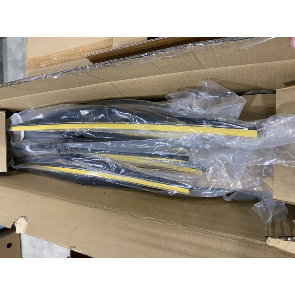 APPROX 15 OF 32IN DOGA WINDSHIELD WIPERS