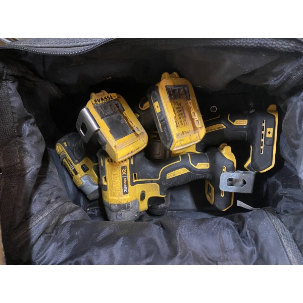 4 DEWALT DRILLS -NOP BATTERIES- UNTESTED BUT DONT THINK WORK 