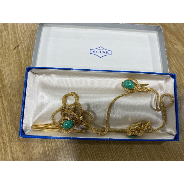 WOMENS NECKLACE AND EARRINGS 