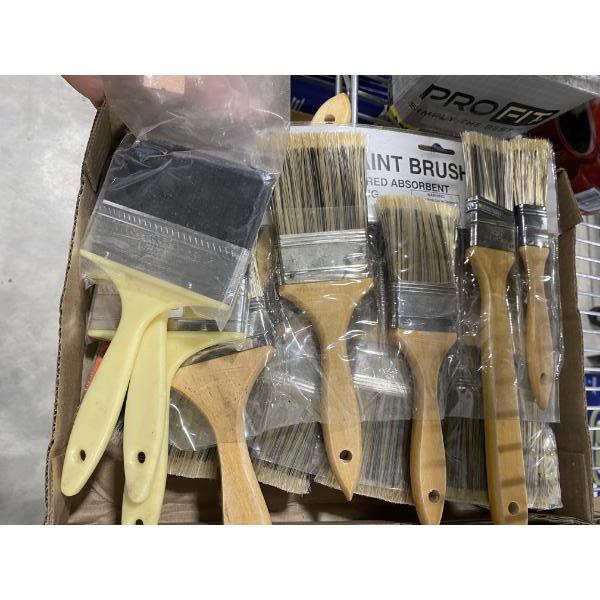 BOX LOT OF ASSORTED SIZED PAINT BRUSHES 