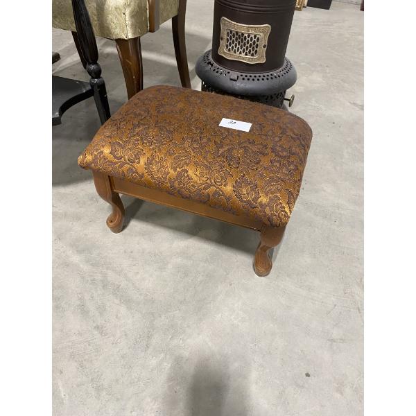 SMALL FOOT STOOL WITH HEATER