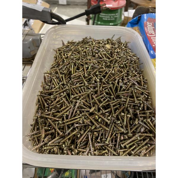 APPROX. 500 1 1/4 INCH SCREWS