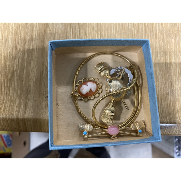 WOMENS NECKLACE AND COAT PINS