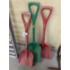 Image 1 : 3 PLASTIC SHOVELS