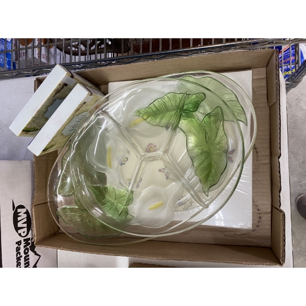 2 GLASS TRAYS AND 2 SET OF 4 CASTORS