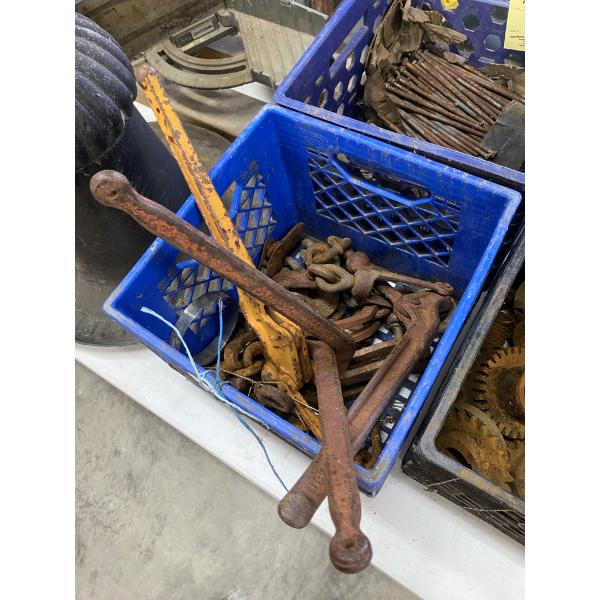 4 CHAIN BINDERS AND A FEW SHACKLES