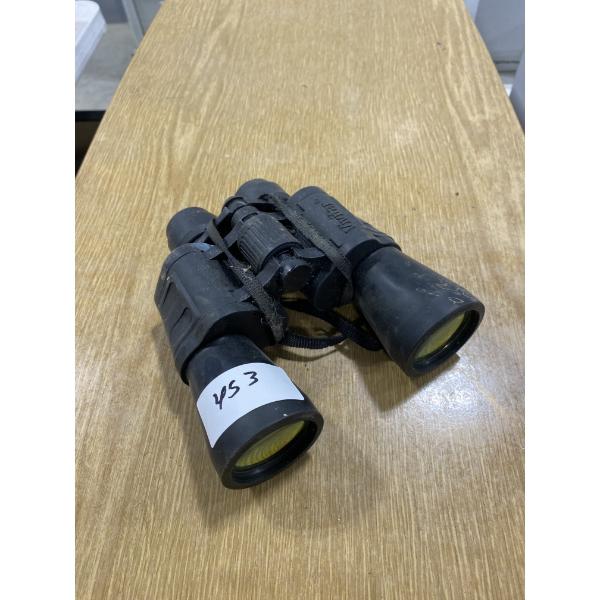 SET OF BINOCULARS 