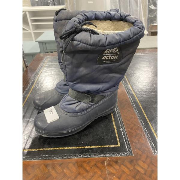 SIZE 9 INSULATED WINTER BOOTS