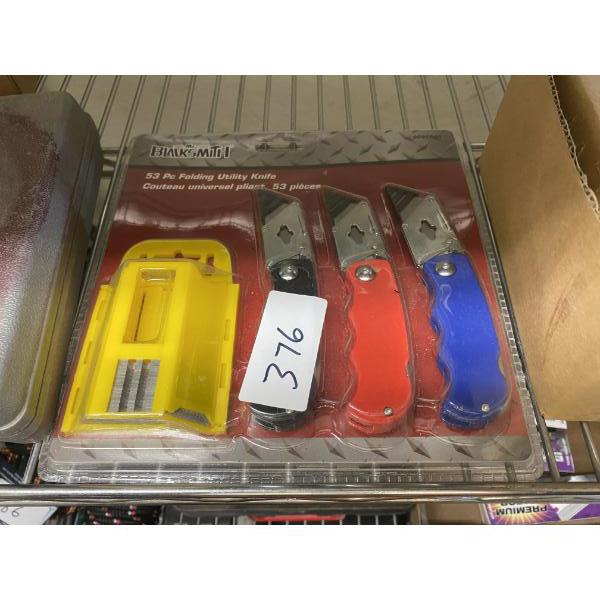 3 UTILITY KNIVES WITH BLADES