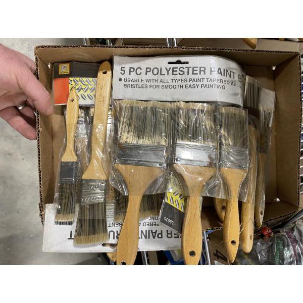BOX LOT OF ASSORTED SIZED PAINT BRUSHES 