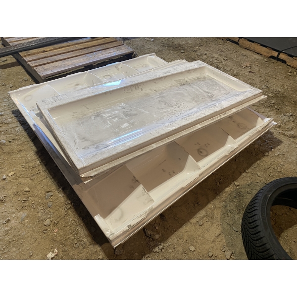 5FT BATHTUB WALL KIT -ONE SIDE WALL CRACKED