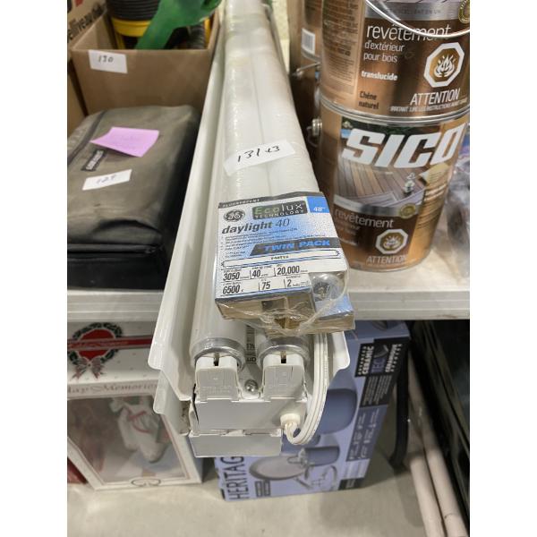 4 FT FLORECENT LIGHT FIXTURE WITH EXTRA BULBS