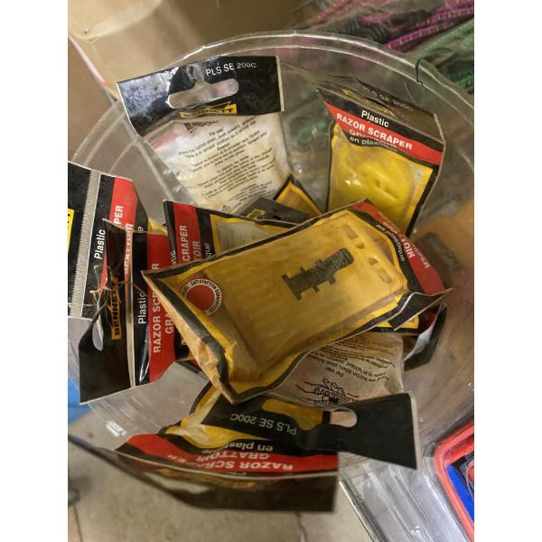 BOX OF RAZOR SCRAPER