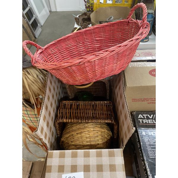 BOX LOT OF BASKETS AND A GREEN CANDY JAR WITH COVER