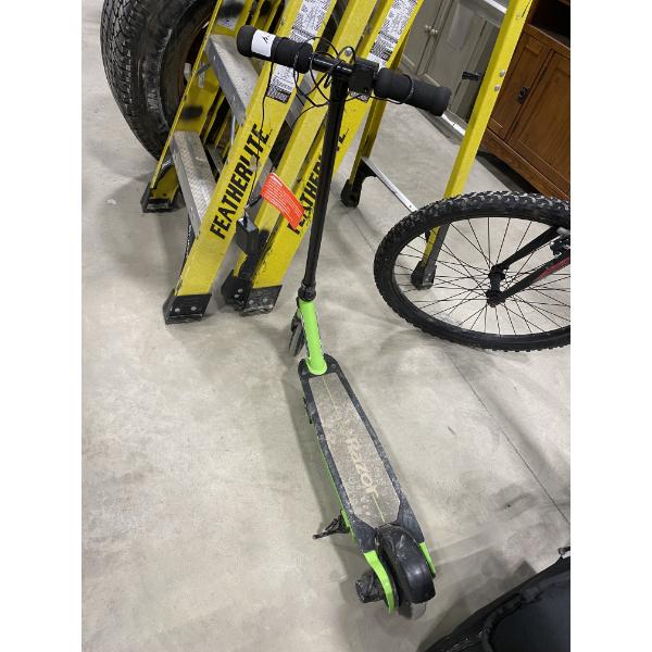 MINI RAZOR BATTERY OPERATED SCOOTER- WORKS GREAT
