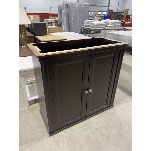40 INCH CABINET- MISSING THE TOP
