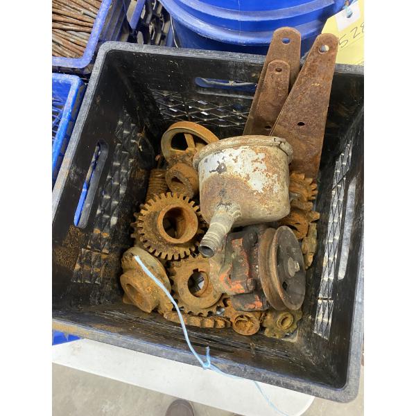 BOX LOT OF ASSORTED SPROCKETS AND COGS