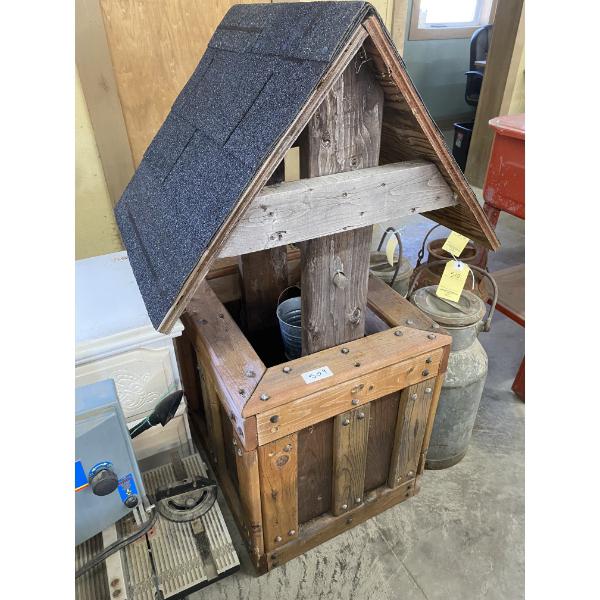 DECORATIVE LAWN ORNAMENT / WELL-HOUSE