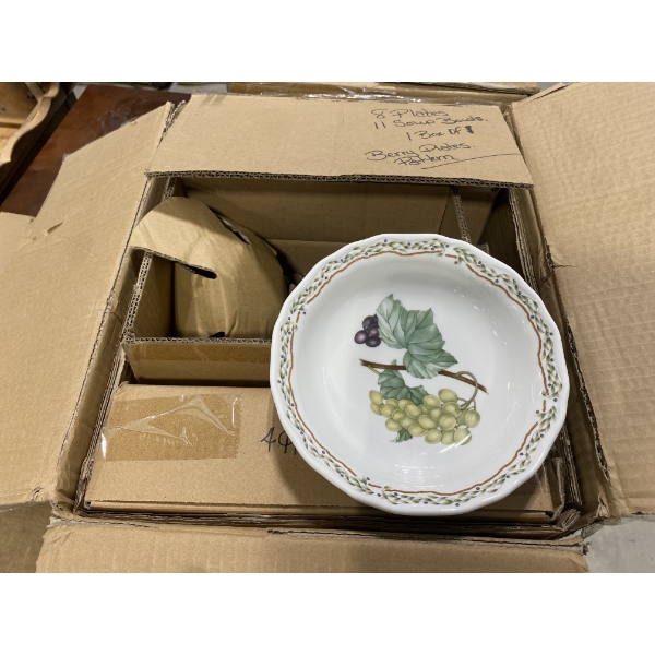 FULL SET OF BERRY PATTERN DISHES 
