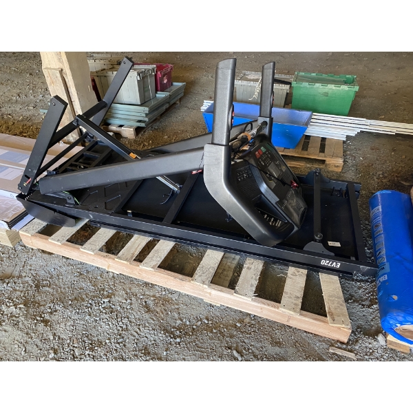 EVERLAST TREADMILL- LOOKS COMPLETE BUT MIGHT BE MISSING SOME HARDWARE